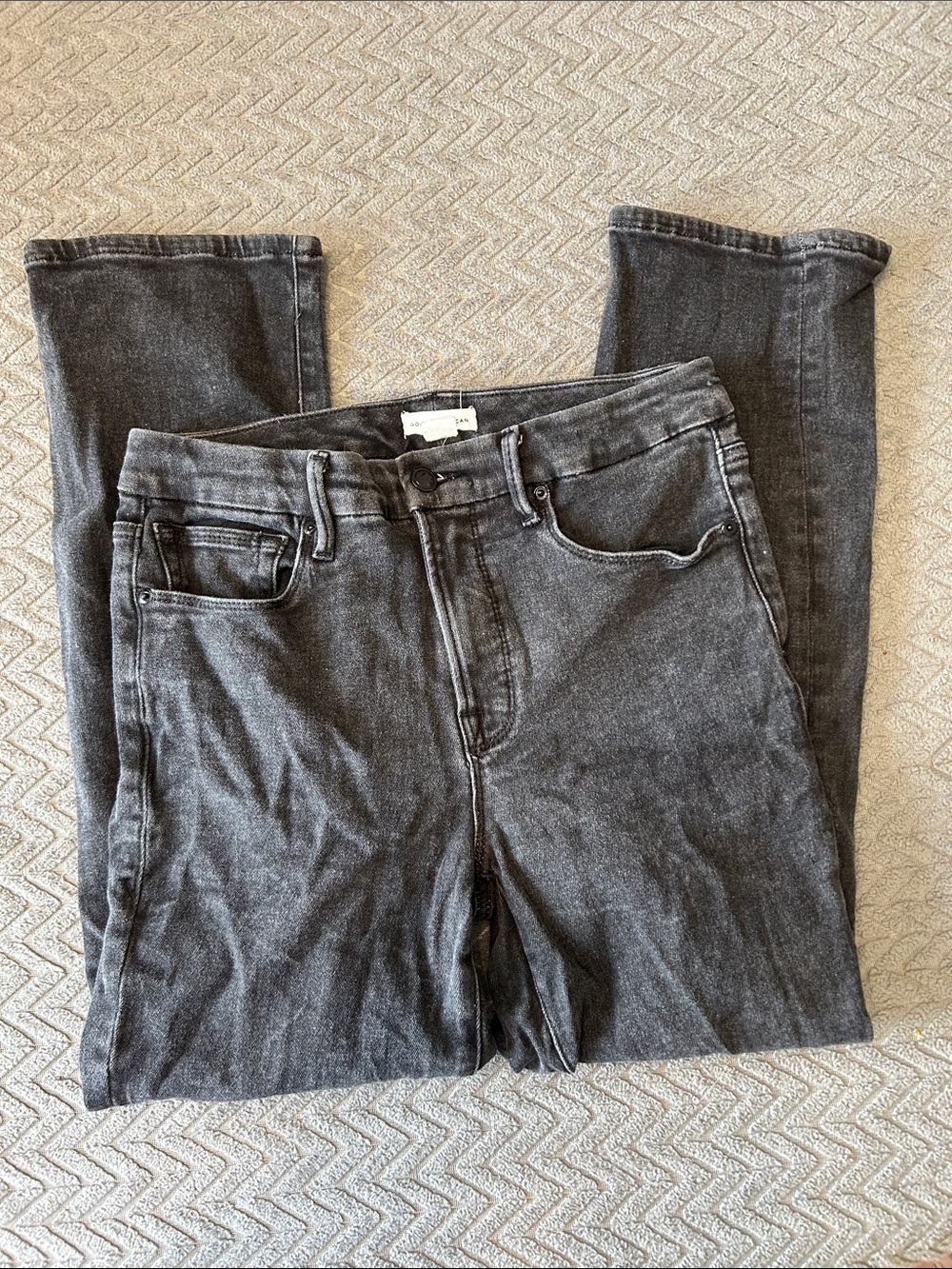 Good American Slim Straight Jeans in Charcoal
